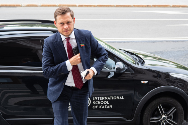    Нияз Гафиятуллин: «Что для нас означает это решение? Остановлена ли деятельность школы? Нет. Есть ли какие-то ограничения на работу? Нет. Единственное, что для нас принципиально меняется, — это выпускной экзамен».   
Фото: «БИЗНЕС Online»