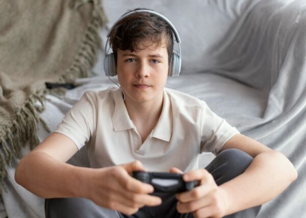 Исследование: каждый лишний час видеоигр снижает мотивацию к учебе у мальчиков