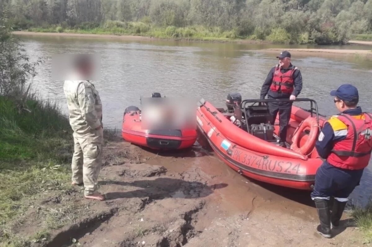    Под Красноярском спасли рыбака, который дрейфовал на лодке с телом брата