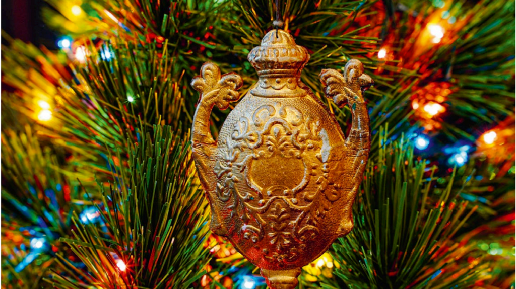     Готовь елочные игрушки летом! Гирлянды напрокат и предки киндер-сюрпризов Екатерина Ушахина