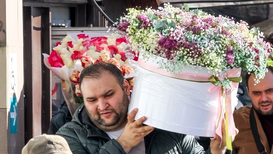    Родителям рекомендуют заказывать большие букеты в шляпных коробках. Автор фото: Сергей Карпухин/ТАСС