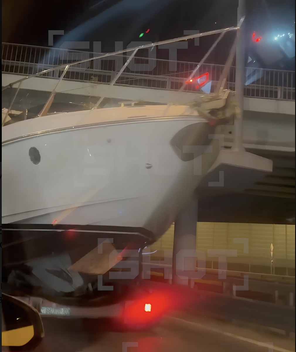    Яхта оказалась слишком высокой и упёрлась в пролет