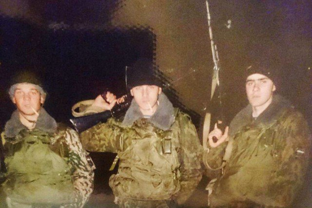 В Новосибирске женщина 17 лет спустя нашла владельца забытого на вокзале дембельского альбома