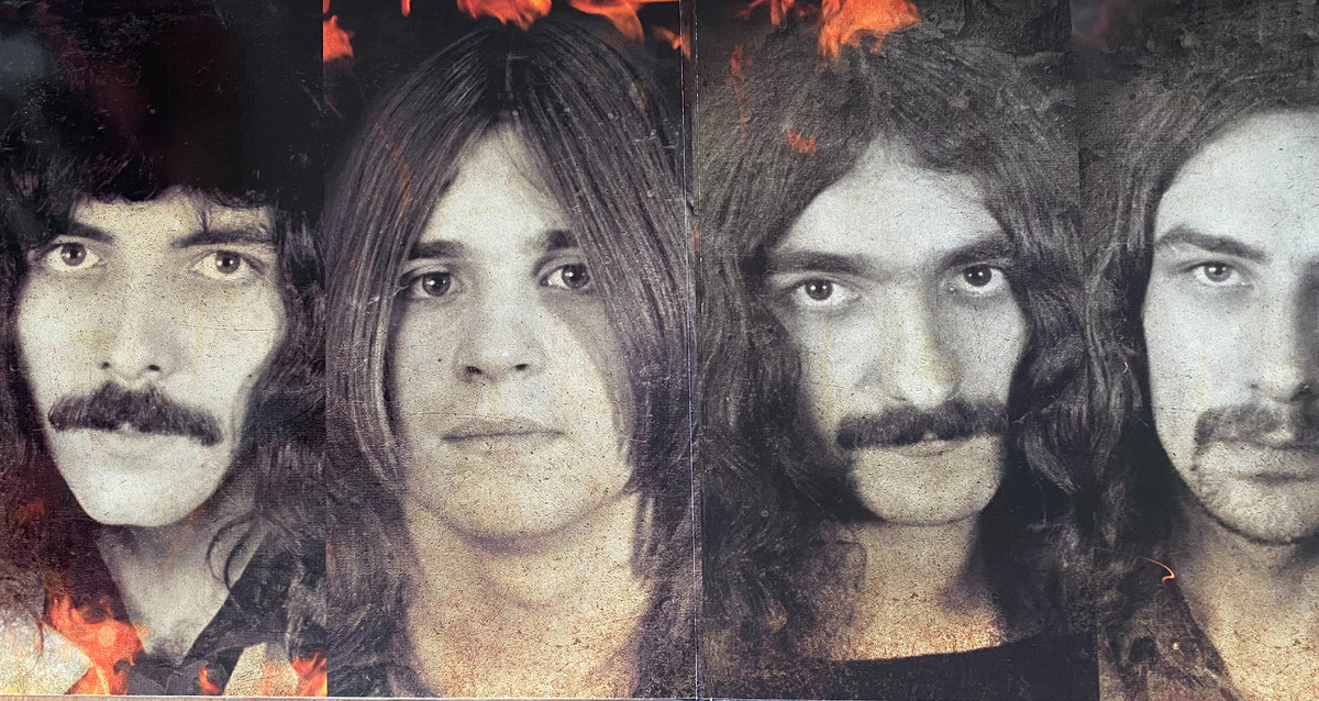 Разворот пластинки Black Sabbath. The Ultimate Collection. Сборник лучших песен группы Black Sabbath, выпущенный в 2016 году. 