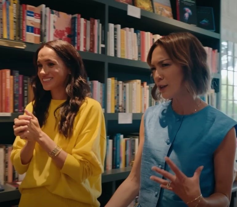 Чанг беседует с Меган, как будто это, как минимум, политик мировой величины. Кстати, обратите внимание на цветовое сочетание их нарядов. Они ни на что не намекают? Особенно, учитывая одну весеннюю поездку Гарри? 