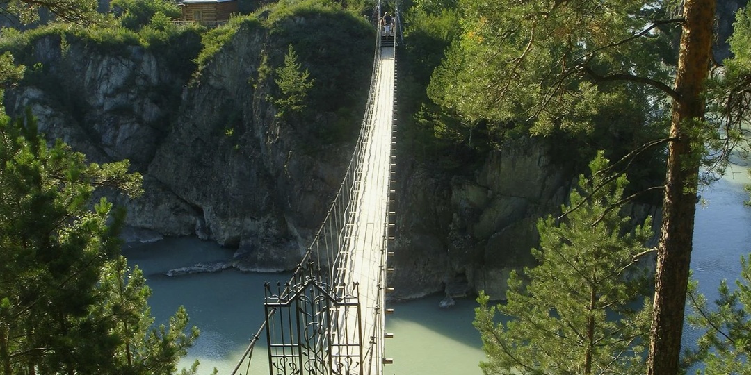 Скалистый берег у Хосты с видом на висячие мосты над рекой