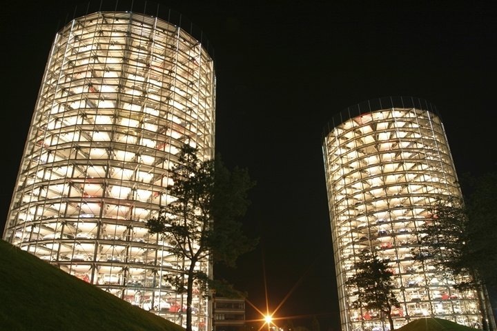    Паркинг в музее марки Volkswagen по праву считается одним из самых необычных в мире. Две башни в немецком Вольсбурге высотой 60 метров каждая — это не только парковка, но еще и автосалон. По специальному тоннелю автомобили «приезжают» в башни прямо с завода, после чего авто поднимают на лифте и ставят в отдельную ячейку.