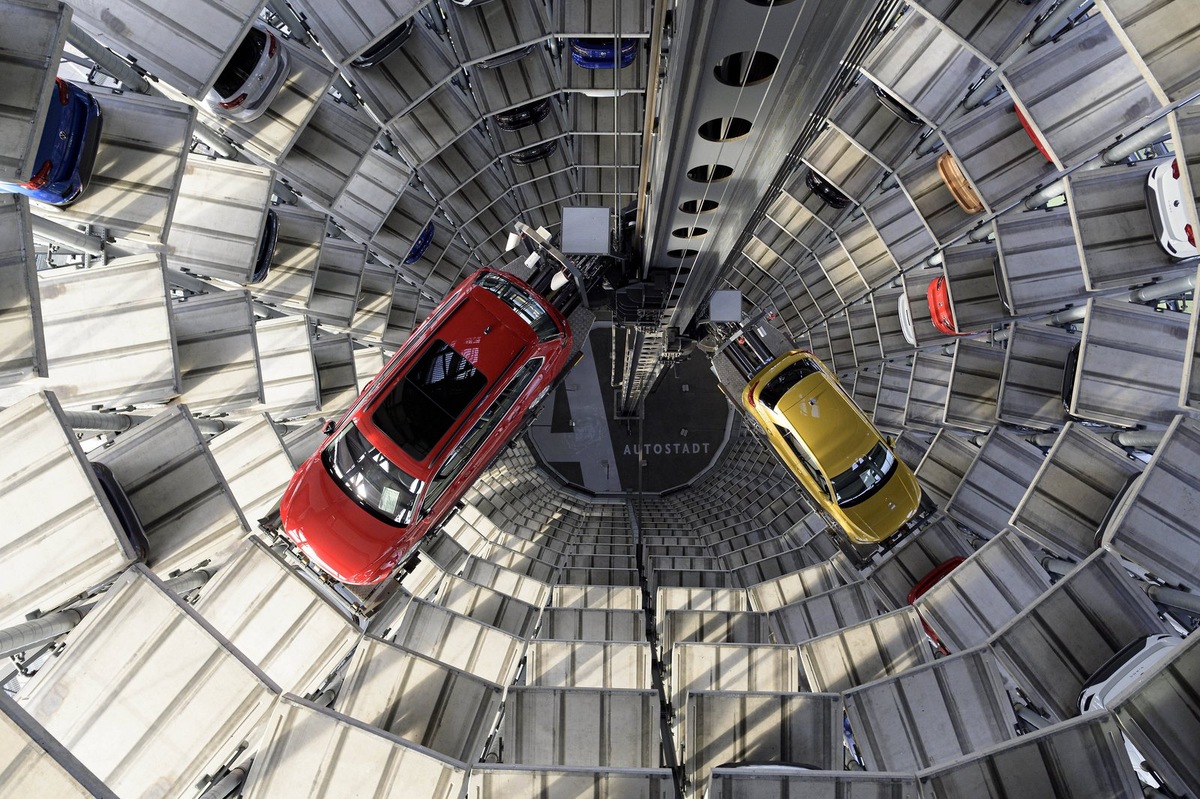    Любой посетитель музея может купить понравившуюся машину прямо на парковке. Причем машина будет действительно без пробега — все перемещения авто от конвейера автоматизированы и никак не отображаются на одометре. Естественно, что недостатка в покупателях нет — каждый год Autostadt посещают более двух миллионов человек.