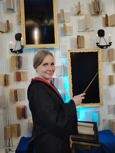 Вспомнилось, как в июле сего года мы с младшим сыном ездили в музей(чик) Гарри Поттера на ВДНХ и был там один мальчик, буквально одержимый Вселенной, созданной Джоан Роулинг! Он знал абсолютно всё — персонажей, все заклинания, ингредиенты зелий и т.д... Фото из личного архива автора