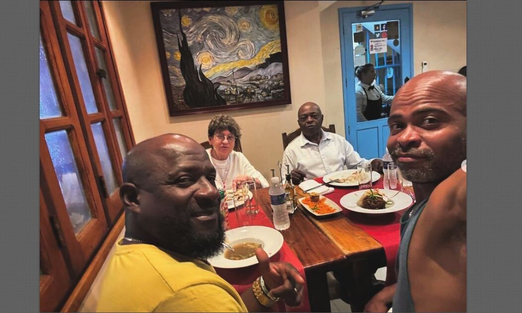 С отцом, братом и матерью. С родителем артист общается, но нечасто