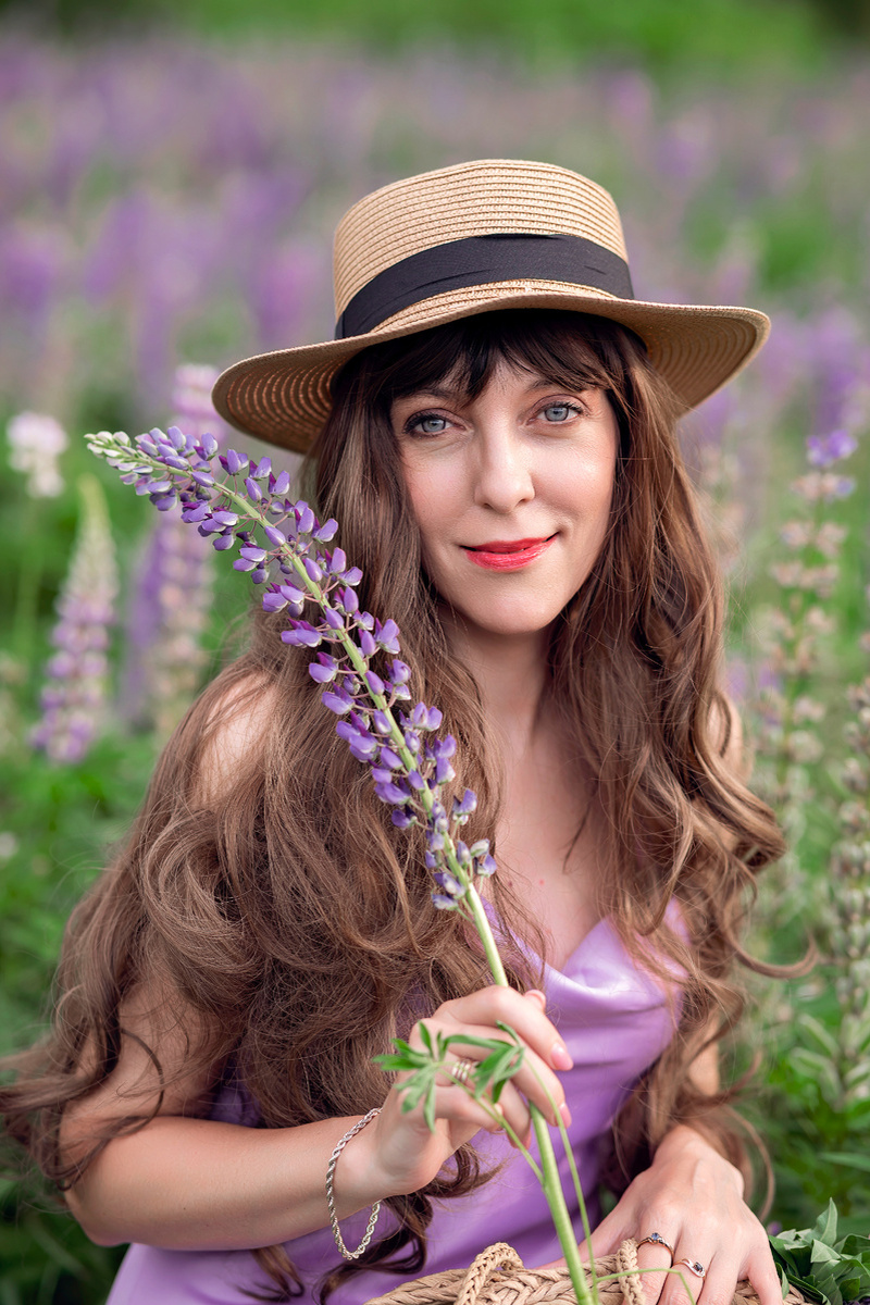 Клавдия в сногсшибательных  соломенных шляпках