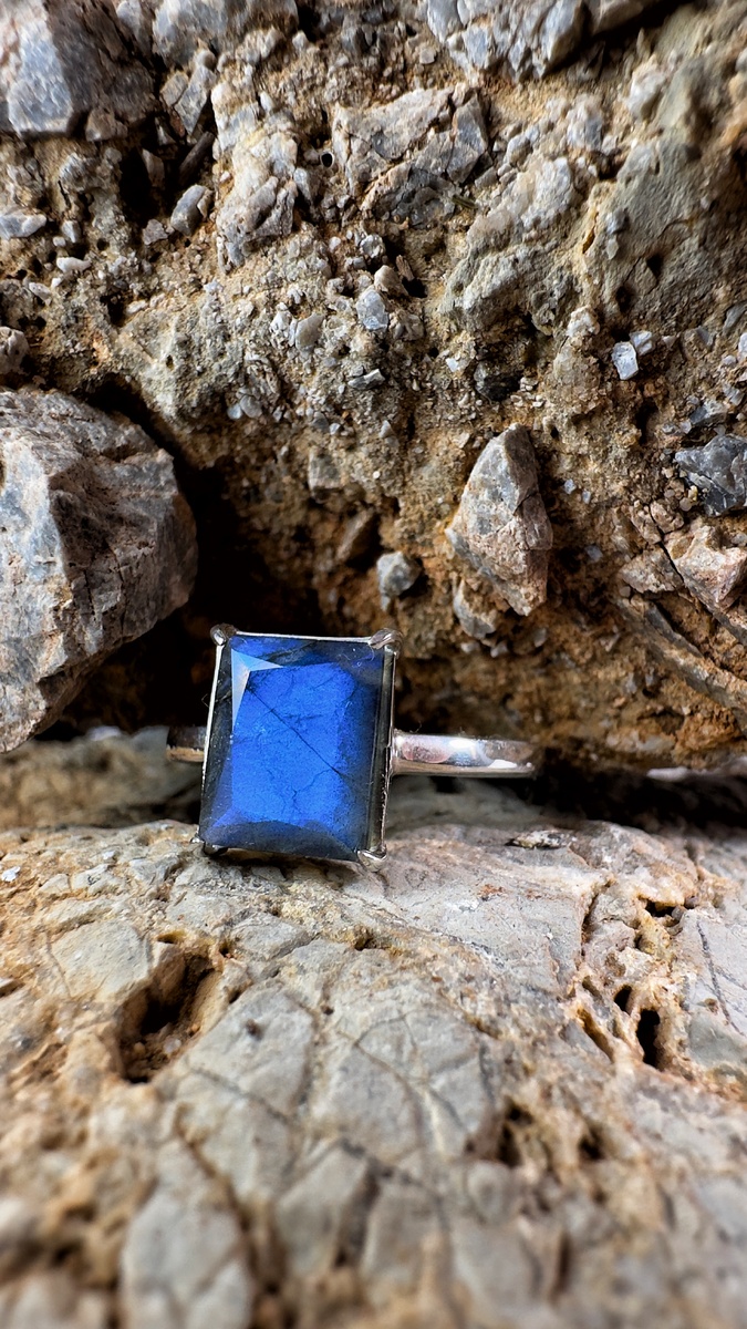 Кольцо из серебра с крупным лабрадоритом. Натуральный камень с яркой игрой цвета (иризацией) в синих и золотых оттенках. Лабрадорит — символ силы, защиты и стиля.