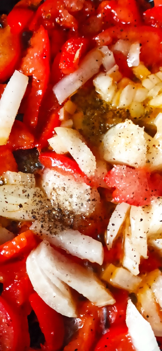 Лук, сахар, перец, соль. 