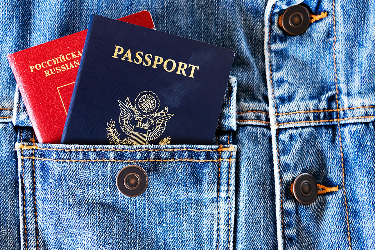    Иметь два паспорта — удобно. Источник: Kosoff / Shutterstock / FOTODOM