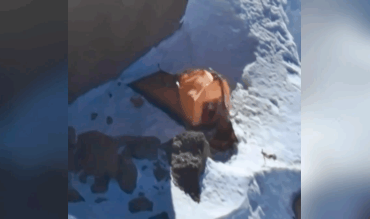    Наталья Наговицина машет рукой из палатки у пика Победы, съёмка с дрона. Видео: Михаил Наговицин / vk.com