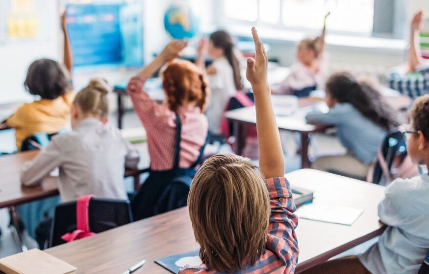    В Госдуме призывают поддержать школьников из малообеспеченных семей: борьба с социальным неравенством