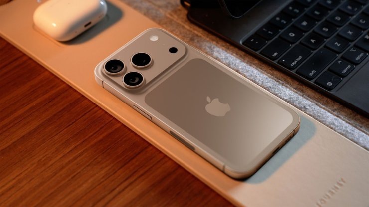    На задней панели новых iPhone будет достаточно места для зарядки аксессуаров. Изображение: macrumors.com
