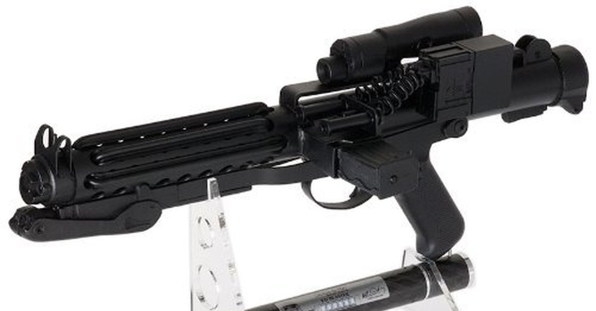 Самый известный бластер в мире. На самом деле, это, конечно, ПП "Стерлинг" британского производства...