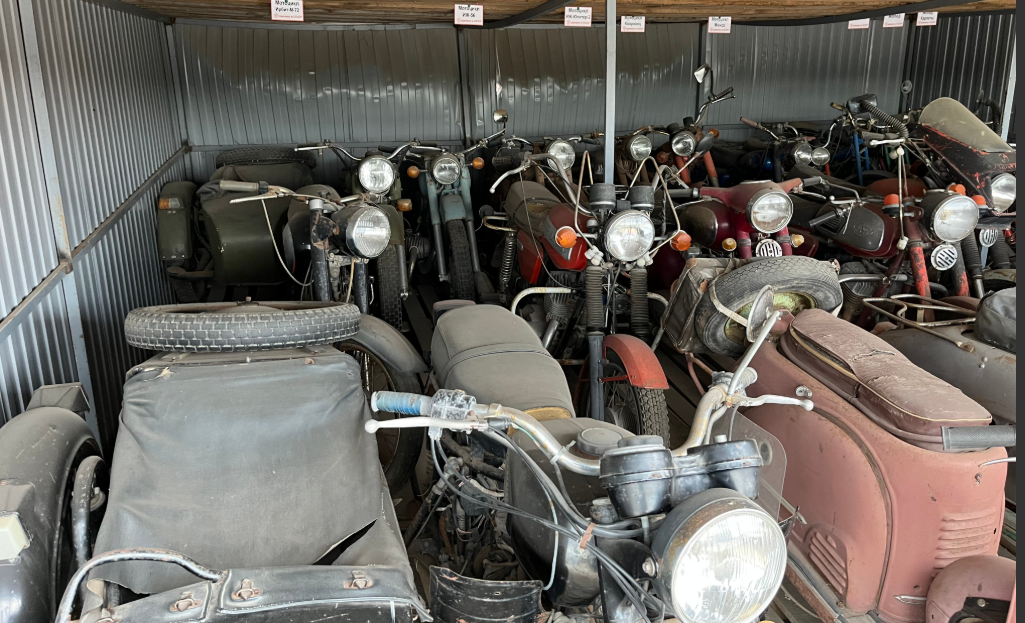 Фото старшего сына автора. Трудно на этом снимке не заметить ЯВУ "Старушку".