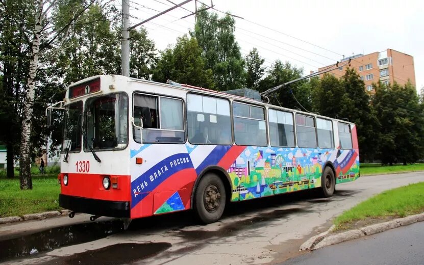    Раскрашенный жителями Ижевска троллейбус вышел на улицы города