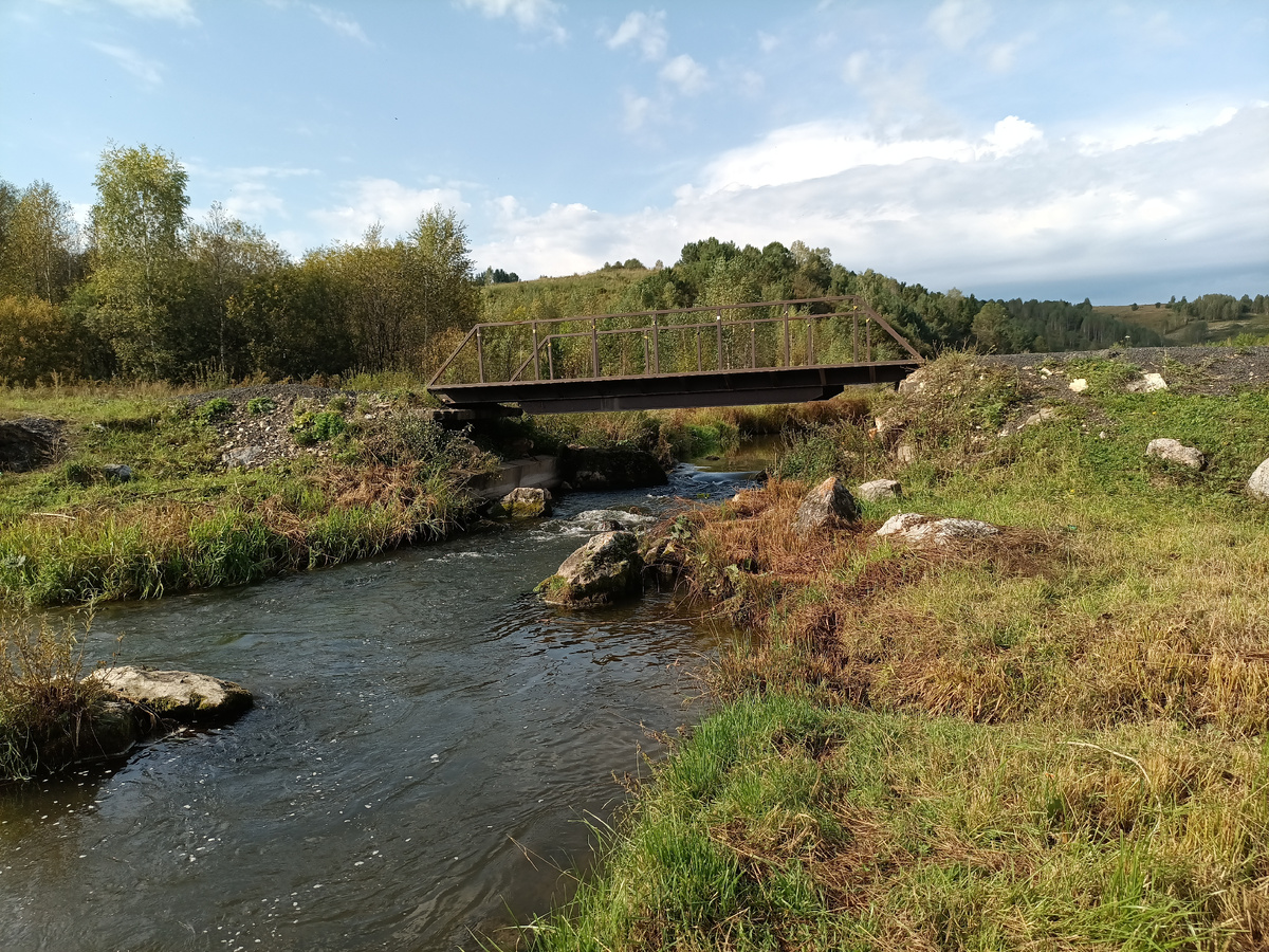 Рядом с этим автомобильным мостом оставили машину