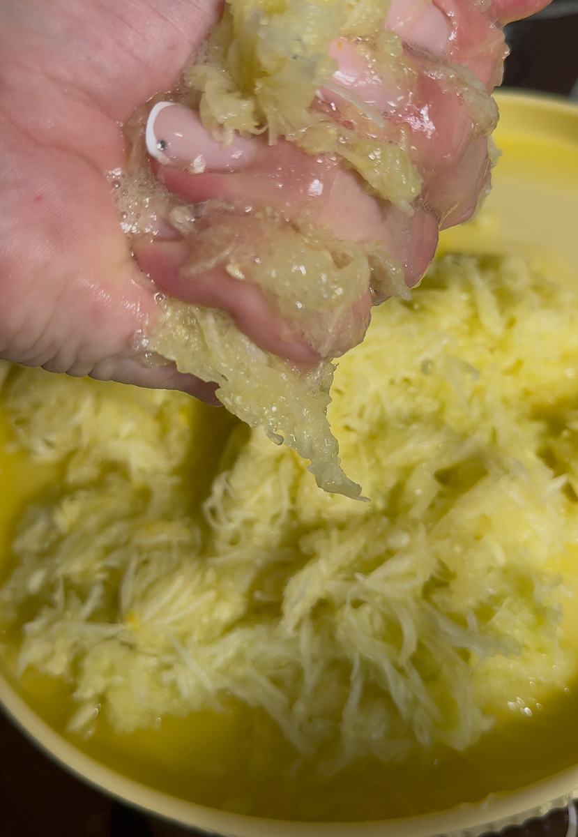 Даём полежать и отжимаем сок 