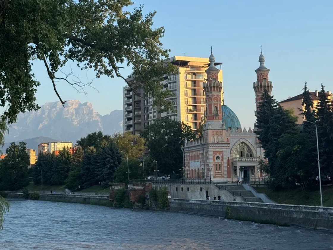 Интересно, что это не просто улица с десятками исторических построек, от которой будут в восторге любители архитектуры прошлых веков, но и своеобразная смотровая площадка, откуда можно наблюдать природные достопримечательности, например, гору Столовую. Фото: Команда Яндекс Путешествий