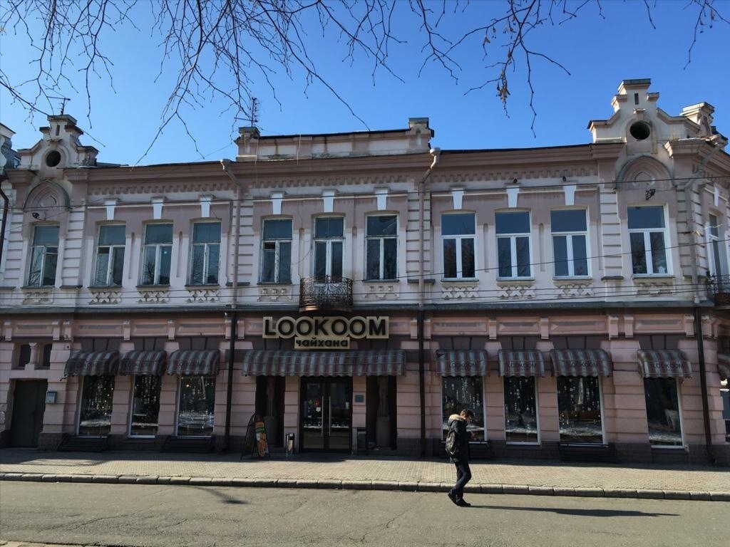 Дом Тугановых — объект культурного наследия. Двухэтажный особняк построили по распоряжению сына первого осетинского генерала. В разное время здесь находилось фотоателье и жил местный революционный писатель Туганов. Фото: Rartat / Wikipedia