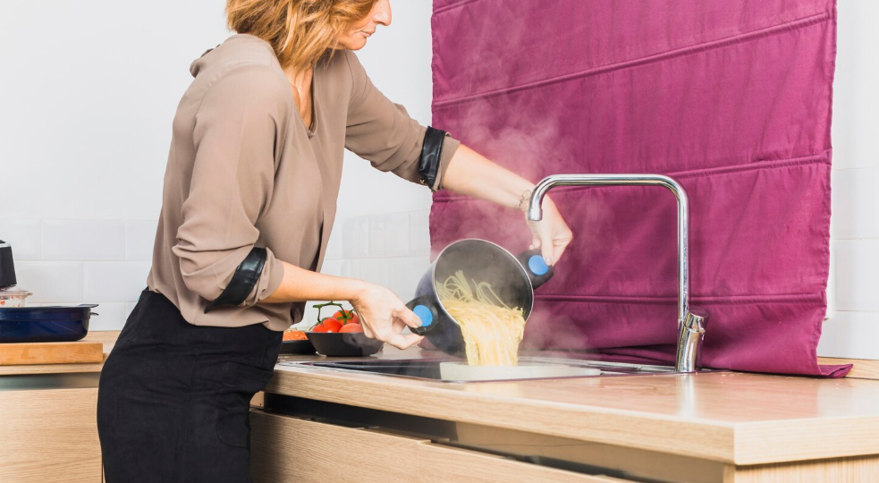 Кипяток в раковину: как эта привычка тихо уничтожает вашу кухню. Советы от сантехника