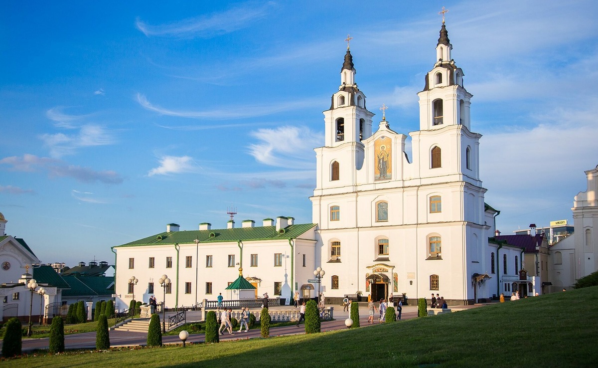 В Свято-духовом кафедральном соборе переплелось католическое прошлое Речи Посполитой и православное настоящее. Фасад сохранил контуры восточноевропейского барокко, а внутри — иконостас XIX века и мощи святой Софьи Слуцкой. Фото: Минский Свято-Духов кафедральный собор