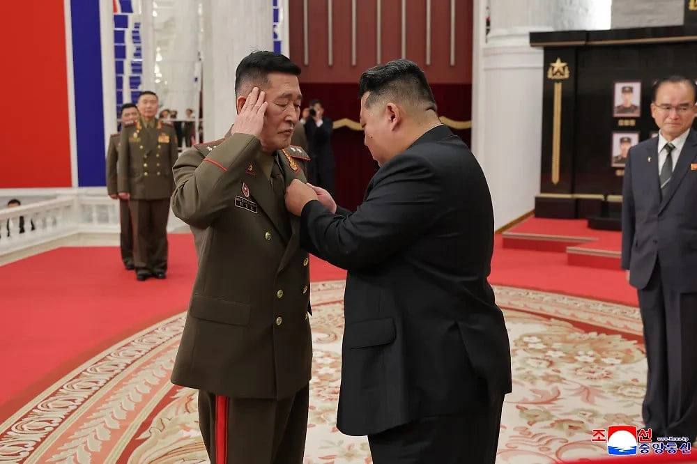    Ким Чен Ын награждает участника операции в Курской области, фото: Центральное телеграфное агентство Кореи