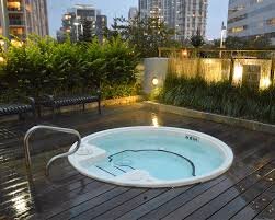 Коммерческие встроенные гидромассажные ванны спа, как правило, крупнее по размеру. У них есть отдельный насос для циркуляции воды через фильтр и нагреватель. 