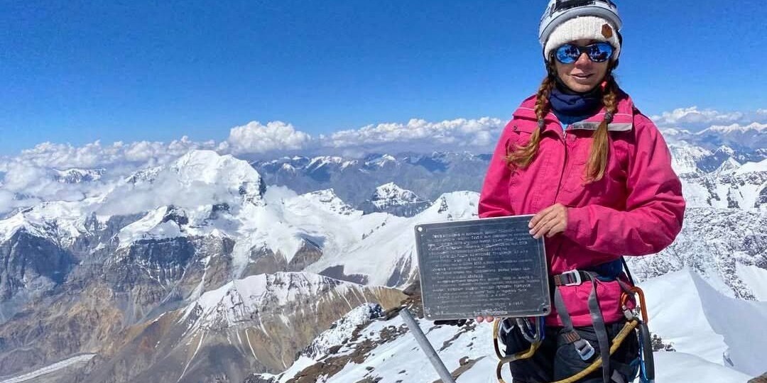 Две недели ждет помощи на высоте 7100 метров: история альпинистки Натальи Наговицыной