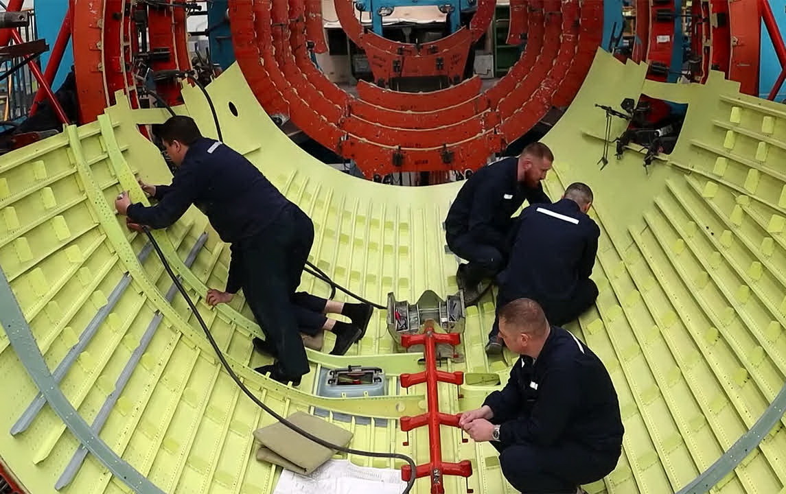 Как происходит сборка фюзеляжа Ту-214 на Казанском авиазаводе. Кадры ОАК