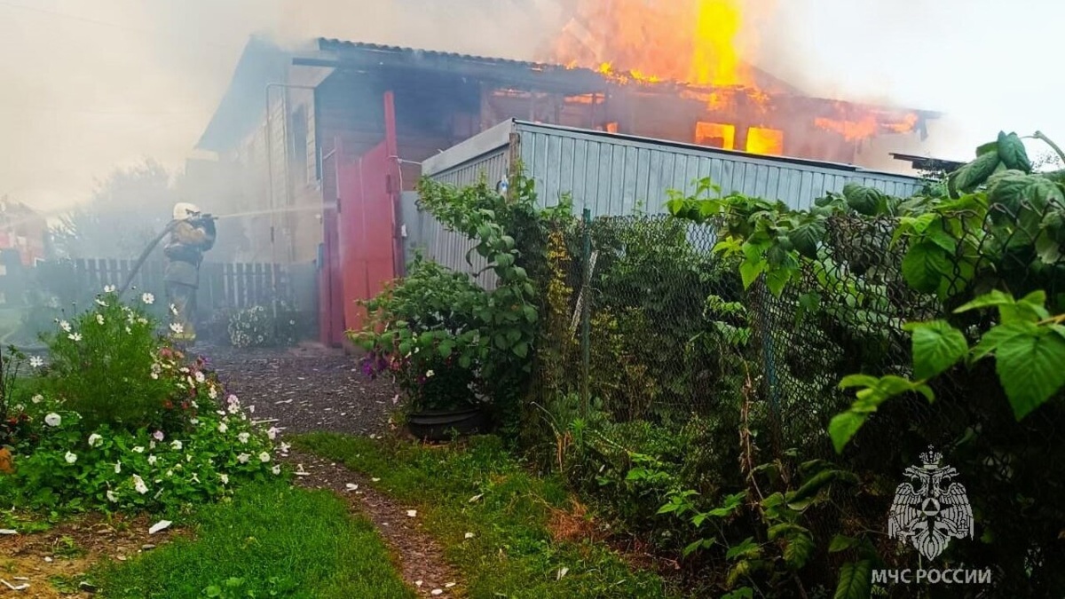    В Курской области из-за неисправной проводки загорелся дом