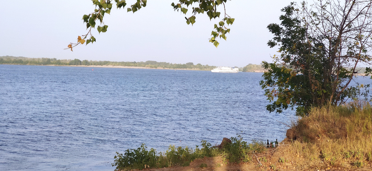 Все отдыхают и даже на теплоходе