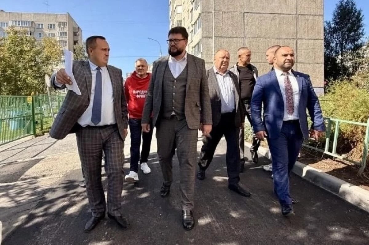    Станислав Трофимов (в центре) исполняет полномочия главы города.