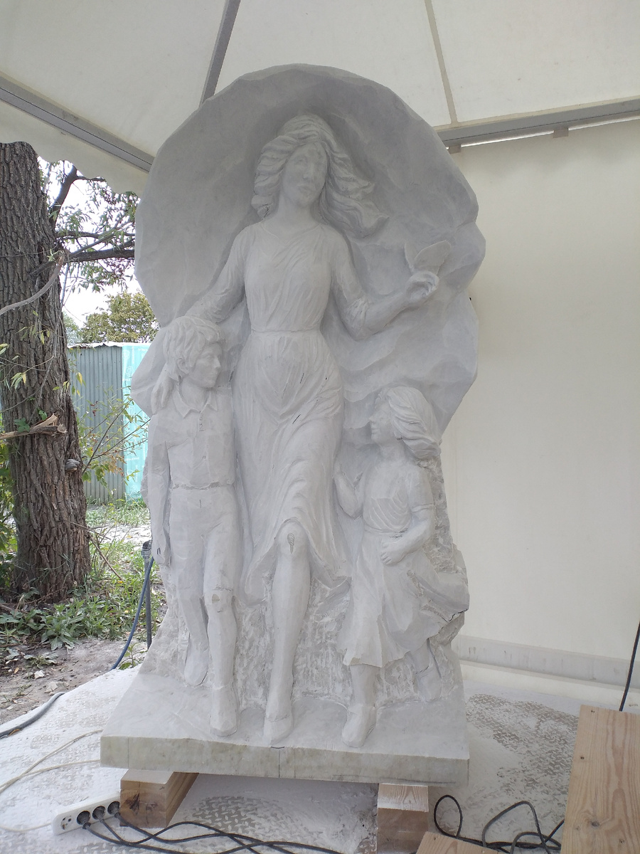 Есть уже законченные скульптуры, осталось только отшлифовать.