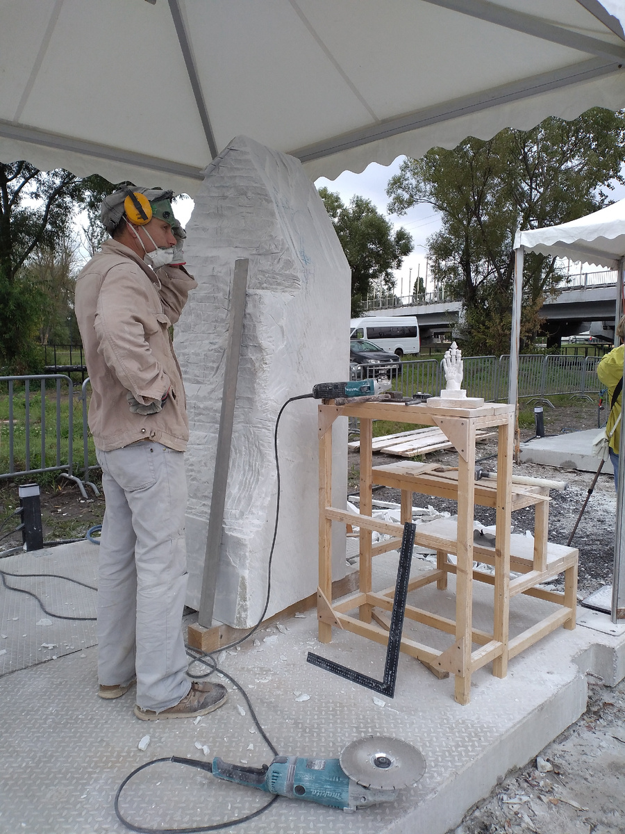 А есть пока ещё пятитонные глыбы, над которыми работать и работать.