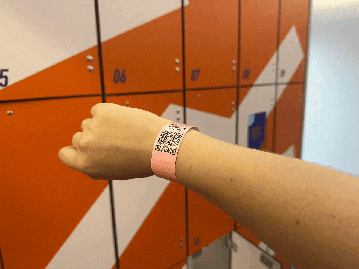 В зоне ресепшен сотрудники отсканировали мой WIN BOX ID и выдали браслет для локера
