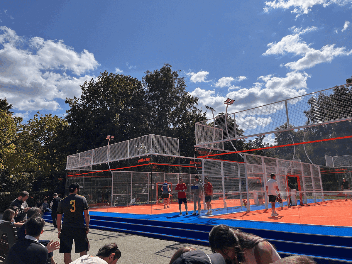 Одна из площадок, на которую я хочу сходить, — падел-корт. Очень популярное место