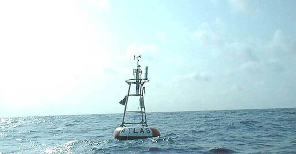    Буй на нулевых координатах Земли. Источник изображения: pikabu.ru