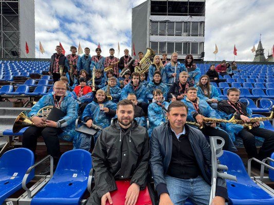 На фото Ольги Внуковой: Андрей Журин (руководитель ансамбля) и Андрей Клычков (губернатор Орловской области)  📷
