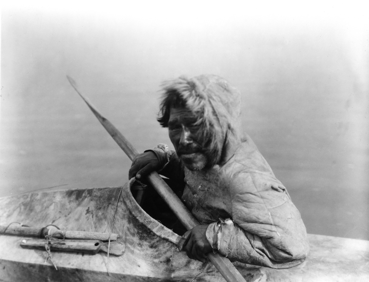 Инуит в каяке, фотография 1929 года
