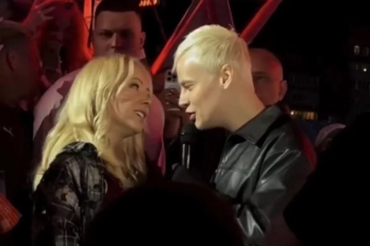    Его появление сопровождалось настоящей бурей эмоций: фанатки визжали, тянулись за руки певца и не отпускали даже тогда, когда охрана уже пыталась разжать цепкие пальцы.