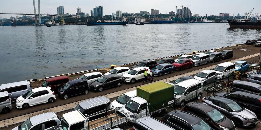 Россияне массово везут автомобили через Владивосток