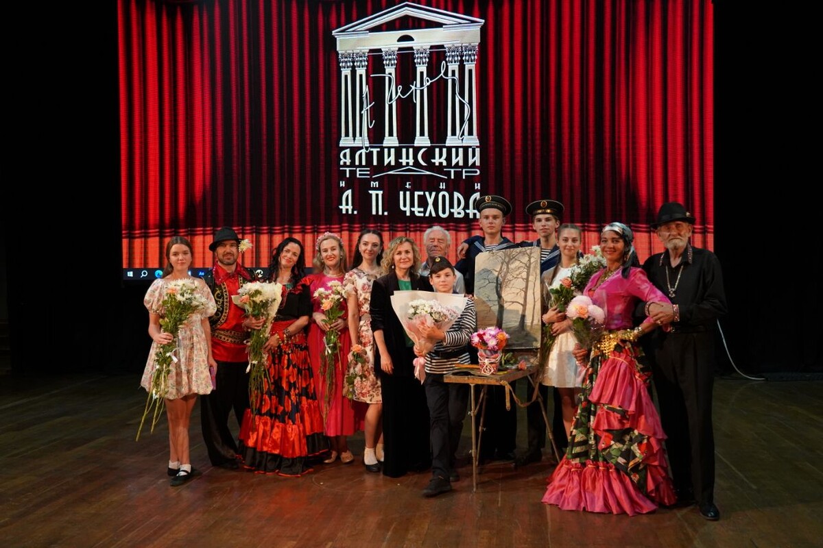 Актеры Кореизского театра «Антре» имени И. Ф. Токмакова на сцене Ялтинского театра имени А. П. Чехова