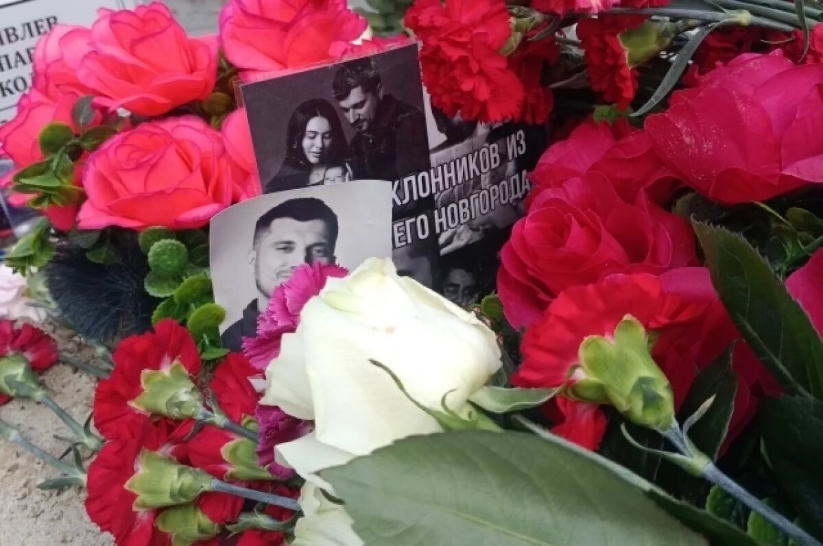    Карицкая показала вещи, которые оставляют на могиле Паши Техника