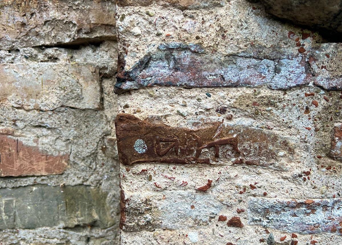 Экскурсоводы показывают эти знаки как подписи зодчих