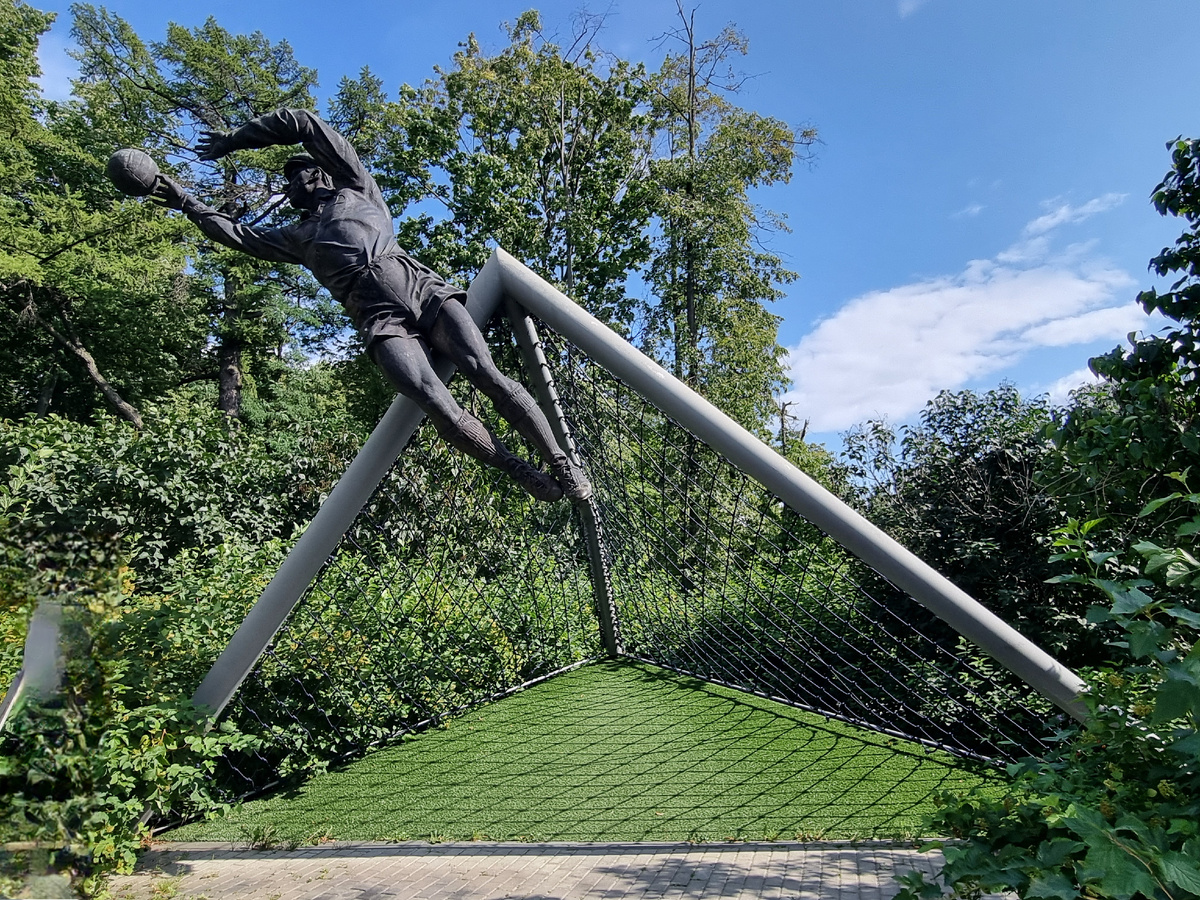 Памятника Льву Яшину. Фото автора статьи.